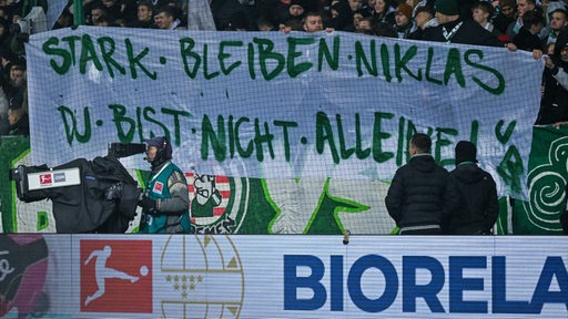 Auf einem Banner in der Ostkurve steht: "Stark bleiben, Niklas, du bist nicht allein."