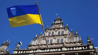 Eine Flagge der Ukraine am Bremer Rathaus.