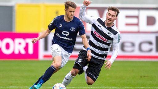 Fußballer Patrick Moeschl vom VfB Oldenburg und Yari Otto vom SC Verl im Zweikampf.