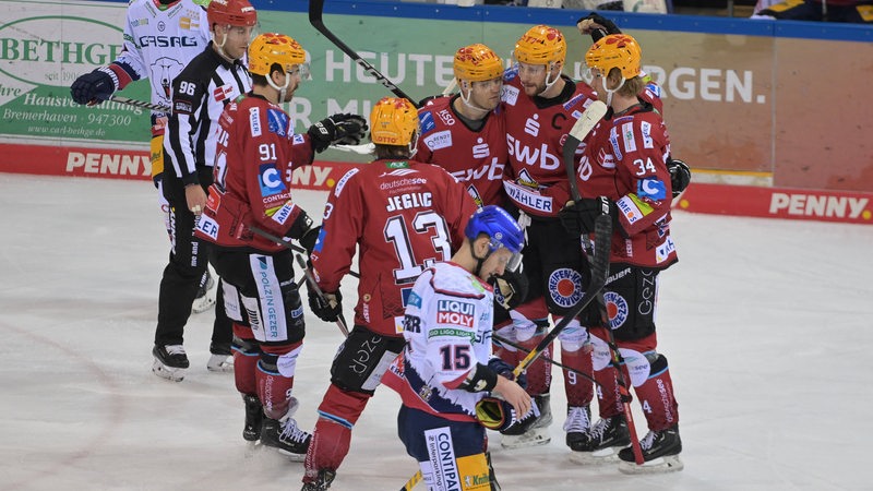 Eishockey-Spieler der Fischtown Pinguins bejubeln ihren Treffer gegen Berlin.