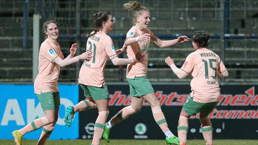 Die Werder-Spielerinnen bejubeln einen Treffer gegen Potsdam.