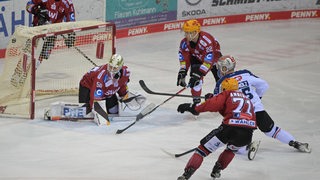Eishockey-Spielder der Fischtown Pinguins können nicht verhindern, dass Nürnbergs Daniel Schmölz zum 2:1 trifft.