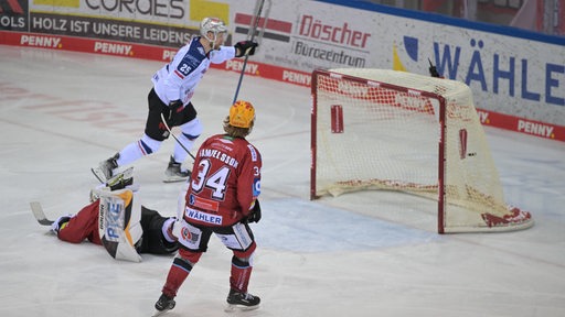 Nürnbergs Eishockey-Spieler Daniel Schmoelz erzielt das 2:2 und düpiert damit Pinguins-Torwart Maximilian Franzreb und Gegenspieler Philip Samuelsson.