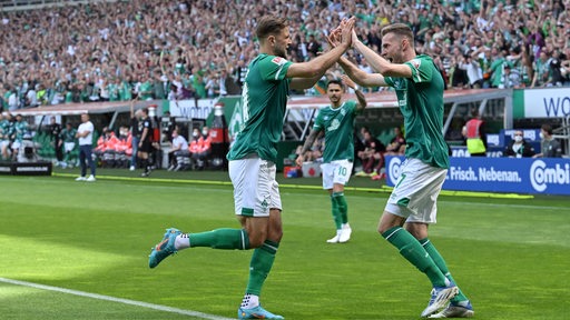 Die Werder-Stürmer Niclas Füllkrug und Marvin Ducksch feiern einen Torerfolg.