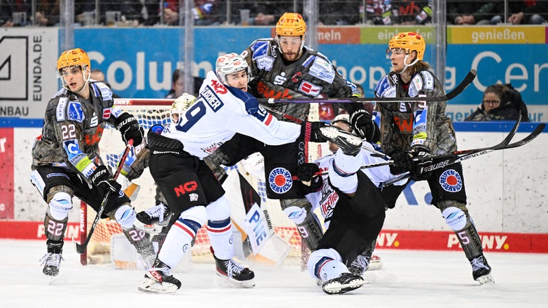 Die Spieler der Fischtown Pinguins und Nürnberger Ice Tigers kämpfen um den Puck.