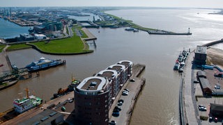 Ein Luftbild zeigt Flüsse, Schiffe und Gebäude.