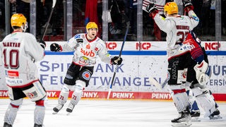 Eishockey-Spieler der Fischtown Pinguins bejubeln einen Treffer im Playoff-Spiel gegen die Nürnberg Ice Tigers.