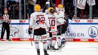 Eishockey-Spieler der Fischtown Pinguins bejubeln einen Treffer gegen Nürnberg.