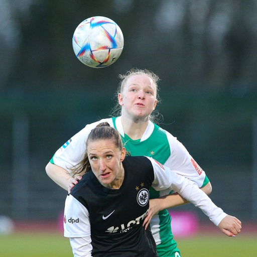 Werder-Verteidigerin Jette Beherens stützt sich auf ihre Gegenspielerin auf.