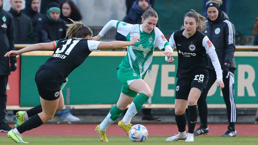 Werder-Spielerin Reena Wichmann setzt sich gegen zwei Frankfurt-Spielerinnen durch.
