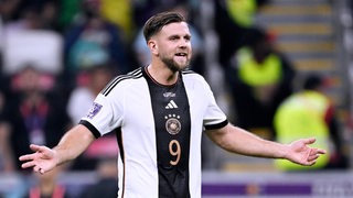 DFB-Nationalspieler Niclas Füllkrug blickt zum Schiedsrichter.