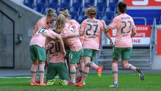 Werder-Frauen bejubeln das Tor von Christin Meyer.