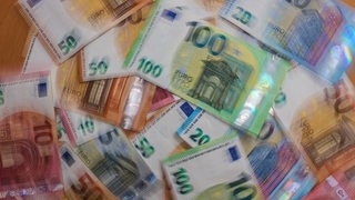Unterschiedliche Euro-Banknoten liegen auf einem Tisch