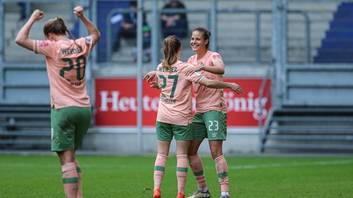 Die Werder-Fußballerinnen Nina Lührßen und Hanna Nemeth jubeln mit Torschützin Christin Meyer.