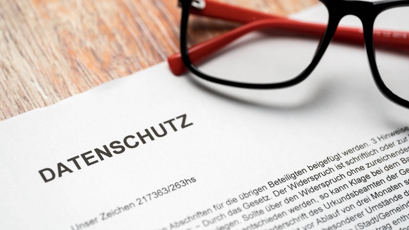 Ein Schriftstück mit der Überschrift "Datenschutz" und eine Brille