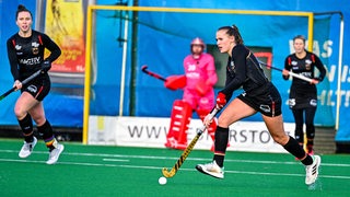 Hockey-Spielerin Lena Frerichs in Aktion beim Länderspiel der deutschen Nationalmannschaft in Bremen.