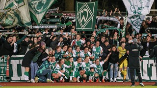 Die Werder-Frauen bejubeln ihren Heimsieg gegen Köln mit den eigenen Fans.