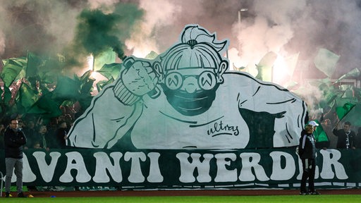Die Werder-Ultras feuern ihr Team vor dem Spiel mit einer Choreo an.