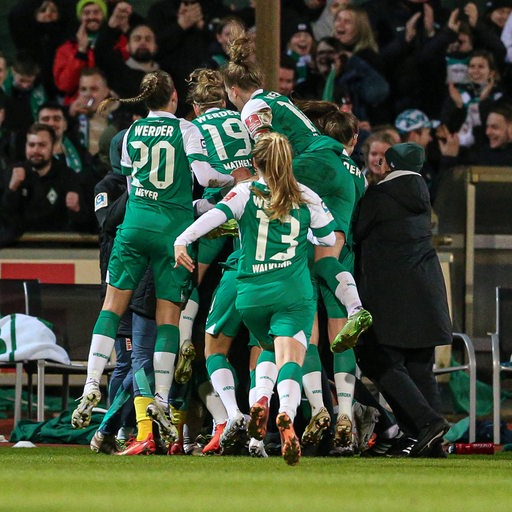 Die Werder-Frauen feiern den Siegtreffer gegen Köln.