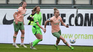 Werder-Kapitänin Lina Hausicke dribbelt mit dem Ball. 