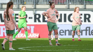 Mehrere Spielerinnen der Werder-Frauen blicken ratlos zum Mittelkreis.