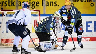 Maximilian Franzreb und Moritz Wirth verteidigen gegen den EHC München.