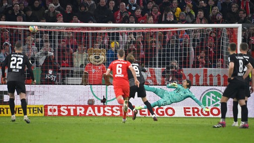 Lucas Höler verwandelt den Elfmeter gegen die Bayern.