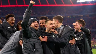 Spieler des SC Freiburg bejubeln den Sieg gegen Bayern.