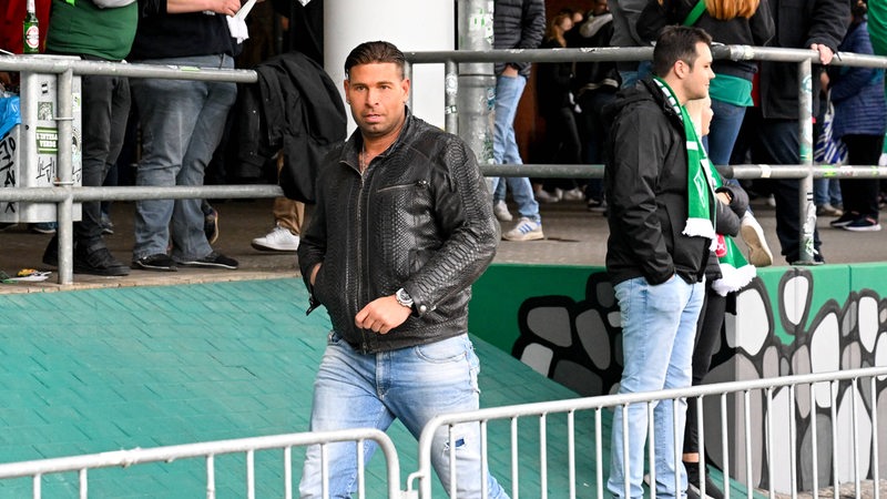 L'ex portiere del Werder Tim Wiese cammina davanti al Weser Stadion.