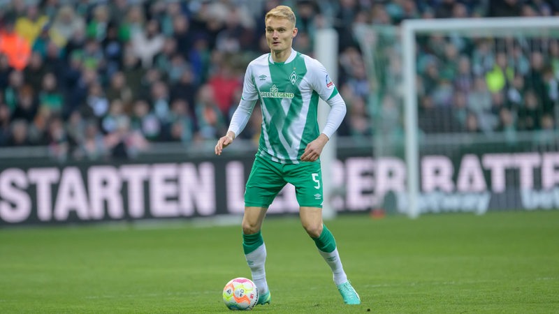 Werder-Verteidiger Amos Pieper schaut zu einem Mitspieler.