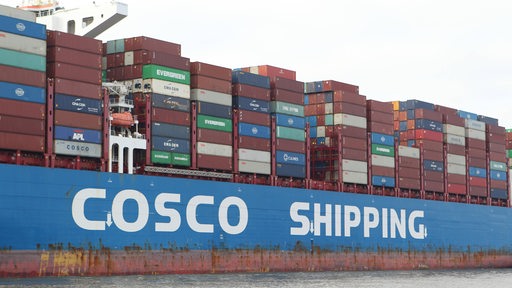 Ein Schiff mit der Aufschrift "Cosco Shipping" hat mehrere Container geladen.
