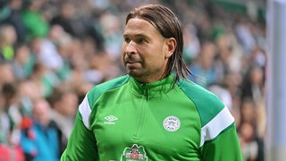 Ex-Werder-Keeper Tim Wiese geht vom Platz.