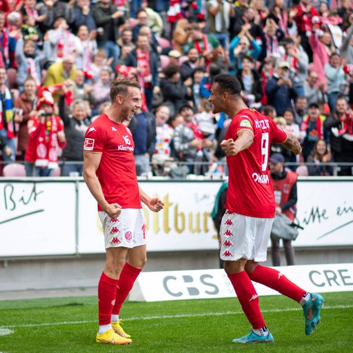Die Mainz-Stürmer Marcus Ingvartsen und Karim Onisiwo bejubeln einen Treffer.