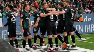 Die Werder-Spieler bejubeln ihren Treffer zum 2:2-Ausgleich gegen Mainz.