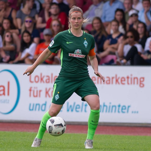 Werder-Spielerin Marie-Louise Eta hält Ausschau nach einer Mitspielerin.