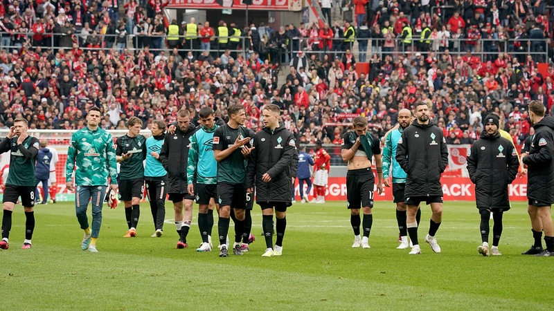 Das Werder-Team verlässt nach dem Spiel in Mainz den Platz.