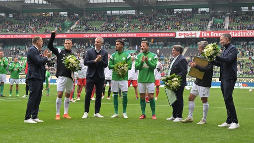 Vor dem Abschiedsspiel von Claudio Pizarro werden Maximilian Eggestein, Philipp Bargfrede, Fin Bartels und Theodor Gebre Selassie im Weser-Stadion von Werder verabschiedet.