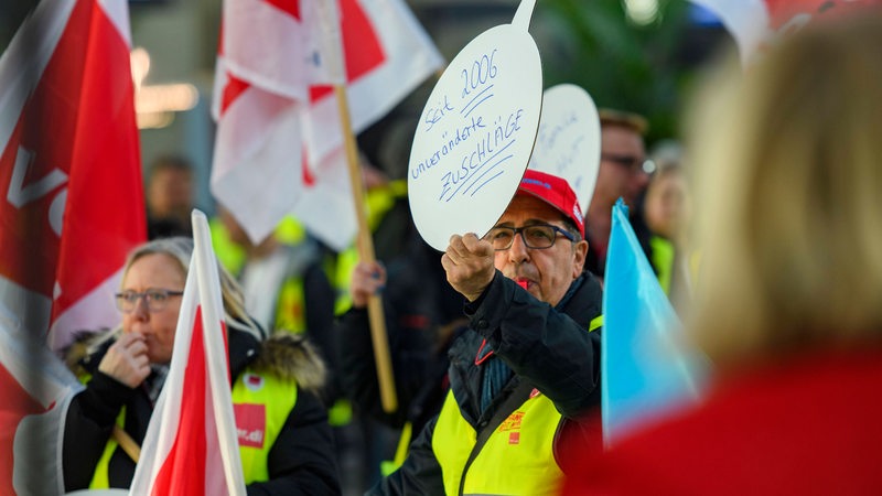 Warnstreik von Verdi Politik, Gesellschaft, Verkehr: Mitglieder der Gewerkschaft Ver.di streiken am Düsseldorfer Flughafen