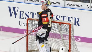 Eishockey-Torwart Maximilian Franzreb steht beim Länderspiel des DEB-Teams mich hochgestelltem Visier vor dem Tor.