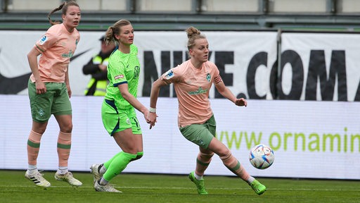 Die Werder-Spielerin Lina Hausicke im Zweikampf mit Wolfsburgs Alexandra Popp.