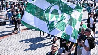 Fans von Werder Bremen beim Fanmarsch in Berlin zum Olympiastadion.