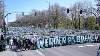 Fans von Werder Bremen beim Fanmarsch in Berlin zum Olympiastadion.