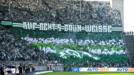 Choreografie im Werder-Fanblock im Berliner Olympiastadion, Transparent mit der Aufschrift "Auf geht's Grün-Weiße".