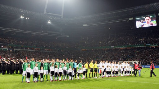 Die Spieler der deutschen und französischen Nationalmannschaft stellen sich bei einem Länderspiel im Jahr 2012 im Weser-Stadion zum Singen der Hymnen auf.