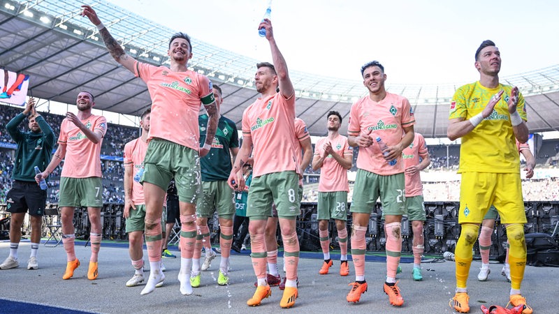 Die Werder-Spieler bejubeln ihren Sieg gegen Hertha BSC Berlin.
