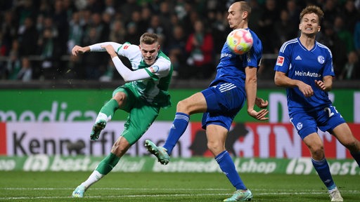 Werder-Stürmer Marvin Ducksch schießt den Ball an Schalke-Verteidiger Henning Matriciani vorbei.