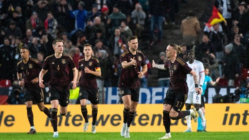 DFB-Torjäger Niclas Füllkrug lässt sich nach seinem Treffer gegen Belgien von seinen Mitspielern feiern.