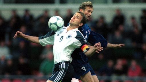 DFB-Kapitän Oliver Bierhoff stoppt den Ball mit der Brust.