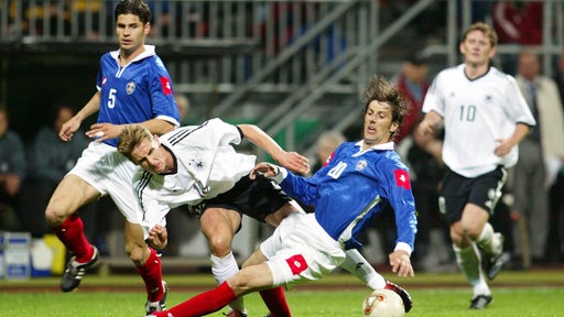 DFB-Stürmer Miroslav Klose verliert den Ball an seinen serbischen Gegenspieler Mladen Krstajić.