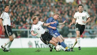 DFB-Spieler Dieter Eilts grätscht seinem ukrainischen Gegenspieler dem Ball ab.